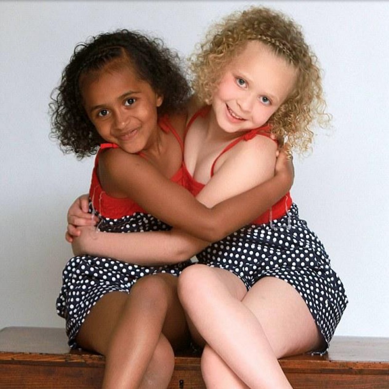 Голые близняшки негритянки фото