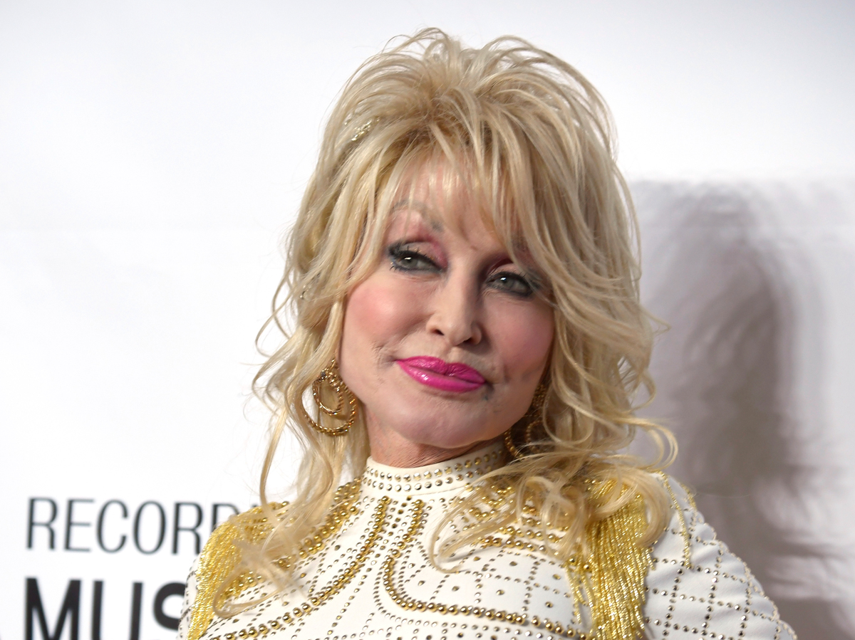 Dolly Parton Reveals What She Looks Like Without a Wig