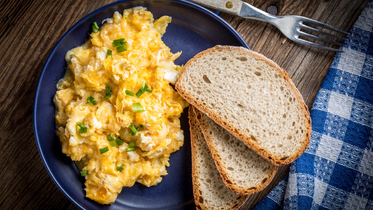 Microwave scrambled eggs recipe - BBC Food