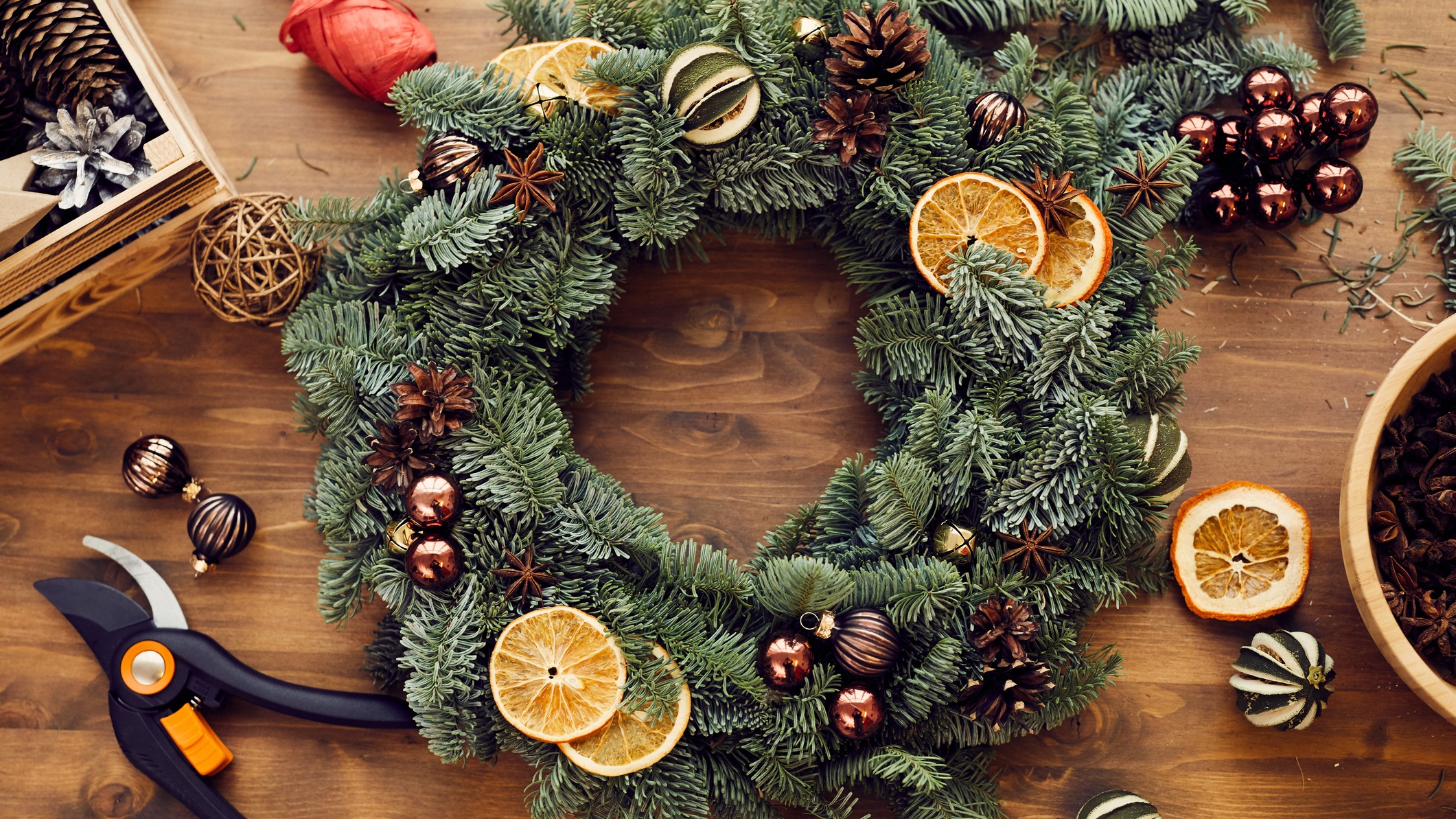 how-to-make-christmas-table-wreath