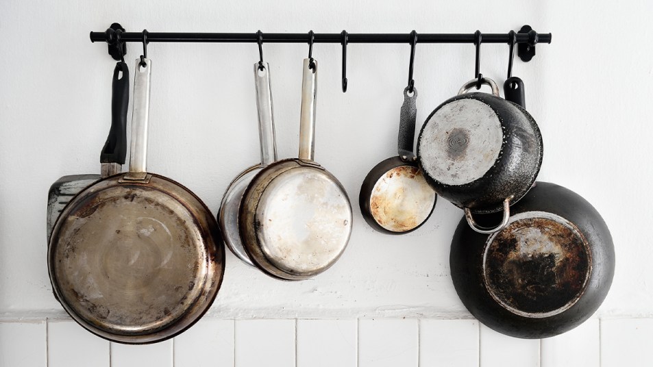 How To Clean Burnt Pots and Pans ~ Natural Cleaning Trick - Mom 4 Real