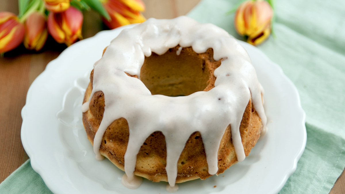 The Can Hack That Transforms A Cake Pan Into A Bundt Pan