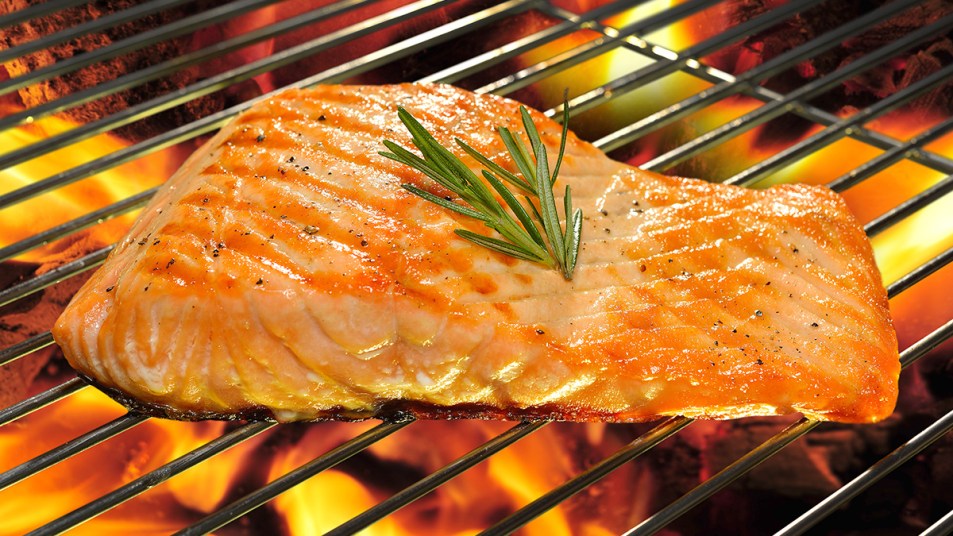 A grilled salmon fillet as part of a guide on how to grill fish