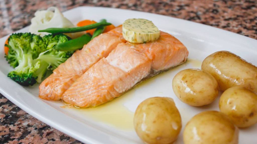 Healthy salmon steak and vegetables