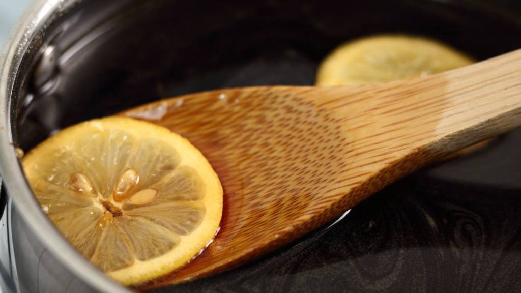 Lemon slice in pot of water