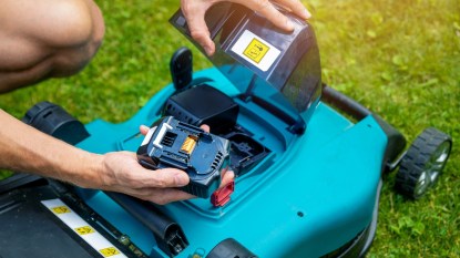 Changing a lawn mower battery