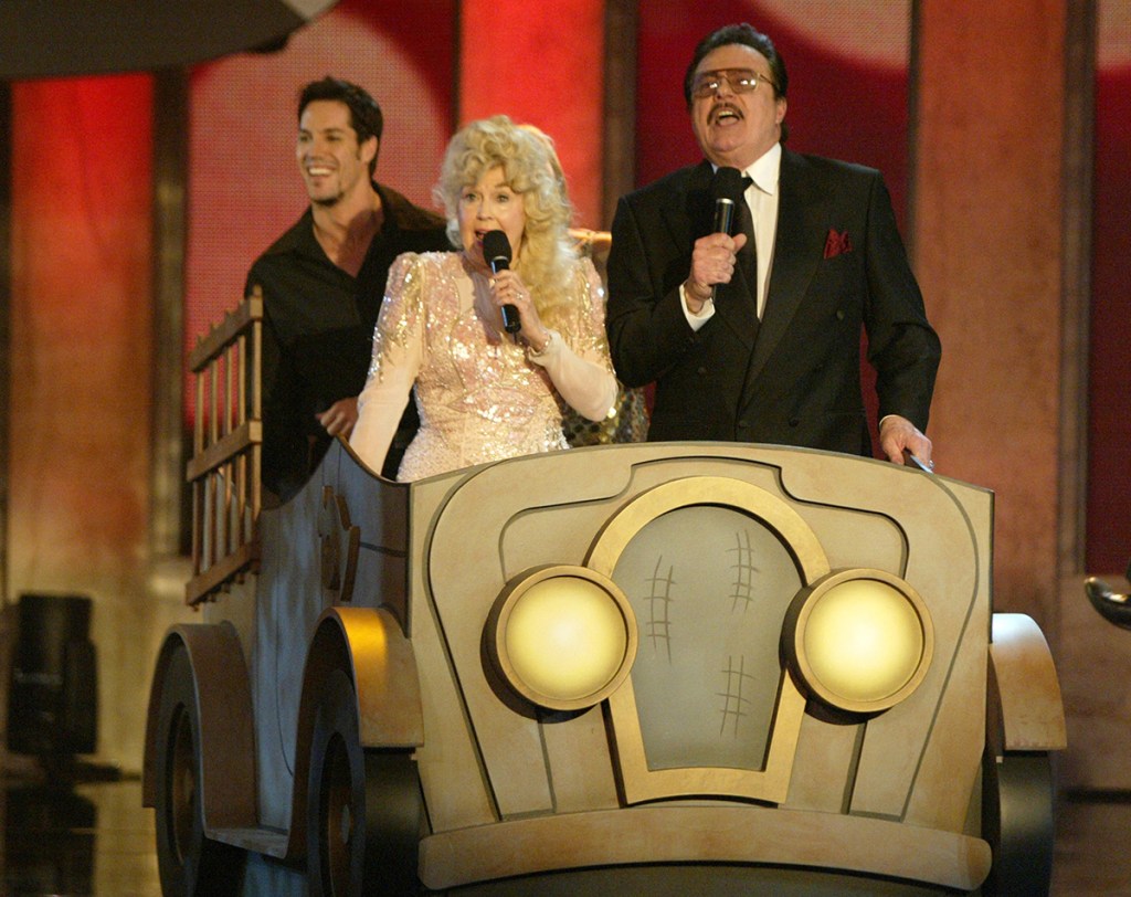 Donna Douglas and Max Baer Jr. perform the theme from "The Beverly Hillbillies" at the 2004 TV Land Awards