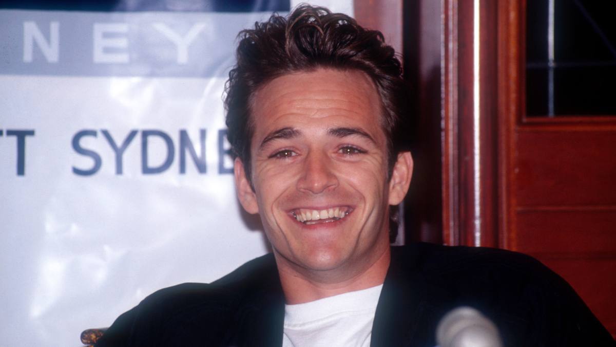 man smiling; luke perry young