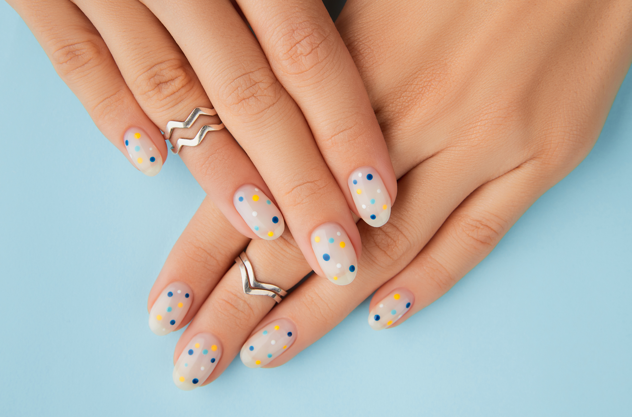 What are some benefits, types, and job opportunities of nail art courses?