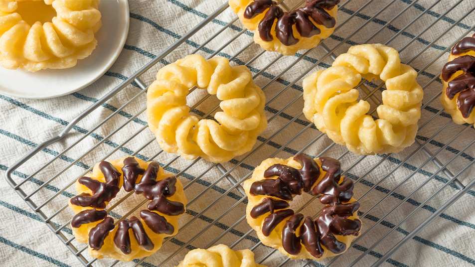 A cruller donut recipe image