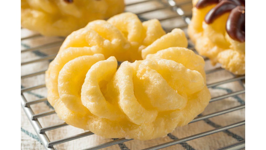 A single cruller