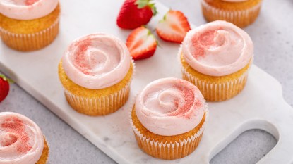 A recipe Strawberry Lemonade Cupcakes as part of a guide on making this cake